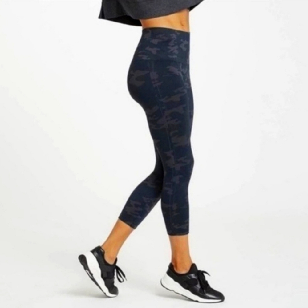 Spanx Black Camo cropped leggings sz XS
